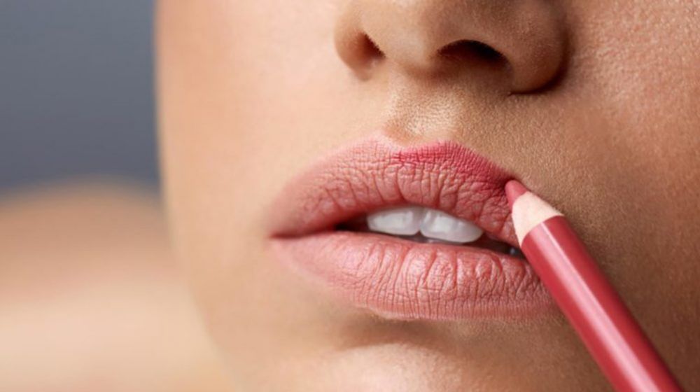 01 lining lipstick mistakes that are ruining your look 517945141 puhhha 760x506 cmscrop